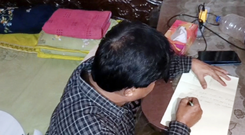 পল্লী বিদ্যুতের ডিজিএম সাইফুল নারী কেলেঙ্কারিতে জনতার হাতে ধরা, মুচলেকায় মুক্তি