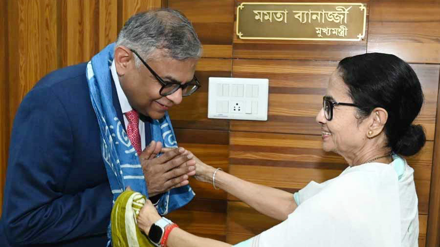 টাটার বিরোধিতা করে ক্ষমতায় এসে এবার পক্ষে অবস্থান নিলেন মমতা
