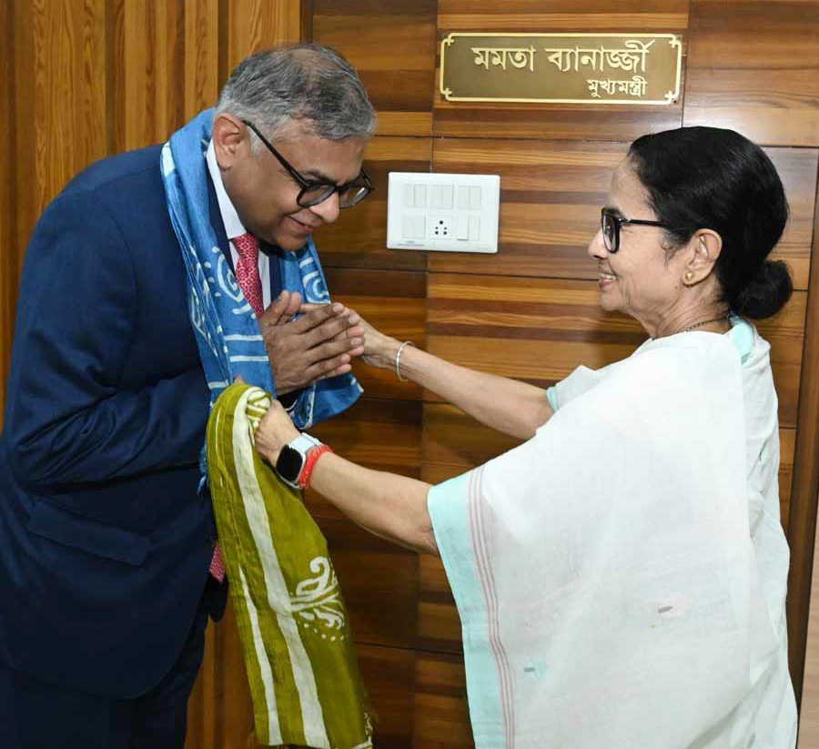 নবান্নে মুখ্যমন্ত্রী মমতা বন্দ্যোপাধ্যায় ও টাটা সন্সের চেয়ারম্যান নটরাজন চন্দ্রশেখরণ। ছবি: সংগৃহীত