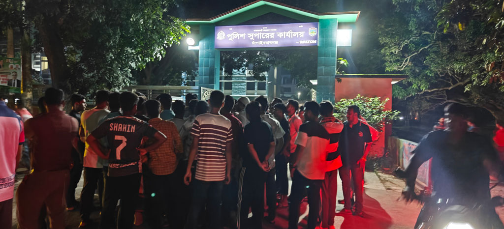নিবন্ধনহীন মোটরসাইকেল আটক করায় চাঁপাইনবাবগঞ্জে এসপি কার্যালয় ঘেরাও ছাত্রদলের