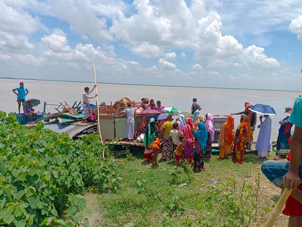 ভাঙন-আতঙ্কে নদীতীরের মানুষ ঘরবাড়ি ভেঙে নিরাপদ স্থানে সরিয়ে নিচ্ছে। সদর ‍উপজেলার নারায়ণপুর ইউনিয়নের দেবীপুর গ্রামে। ছবি: আজকের পত্রিকা