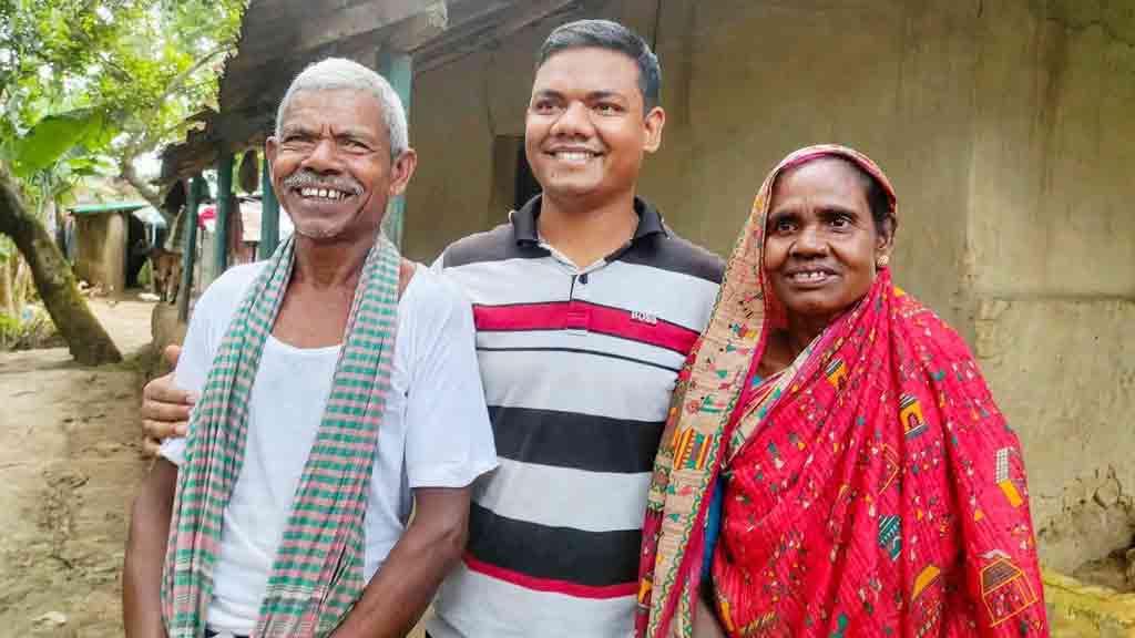 ‘হামার বেটা যেন গরিবের উপকারে লাগে’—জজ হওয়ার খবরে আপ্লুত নরেশ পাঁড়ে