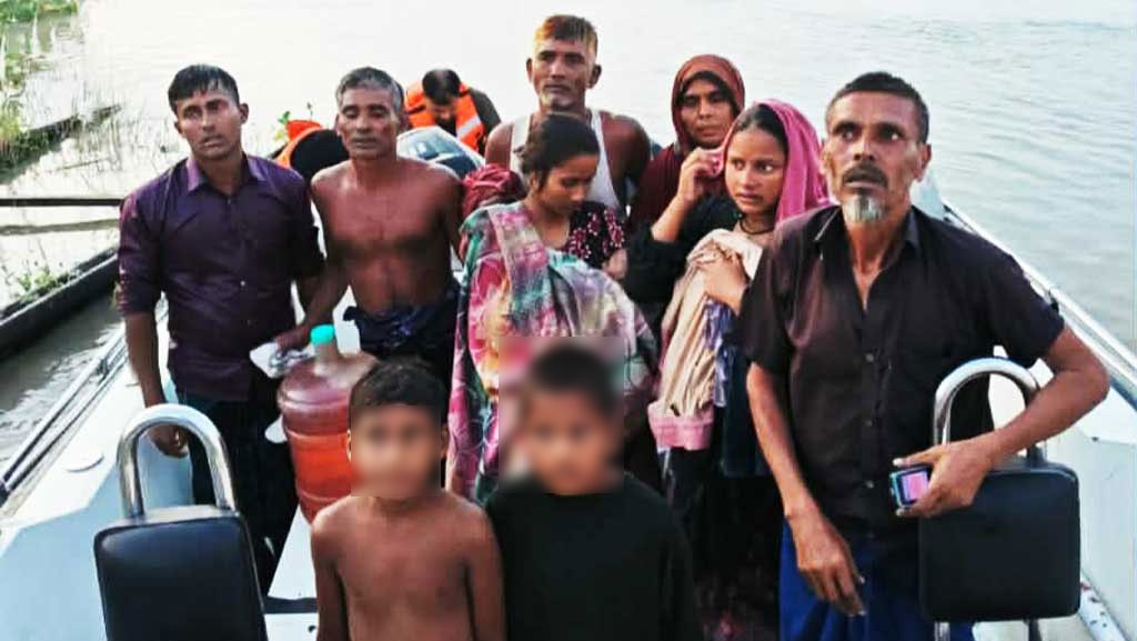 পদ্মায় নৌকাডুবি: উদ্ধার ১০ বাংলাদেশিকে ফেরত দিয়েছে বিএসএফ