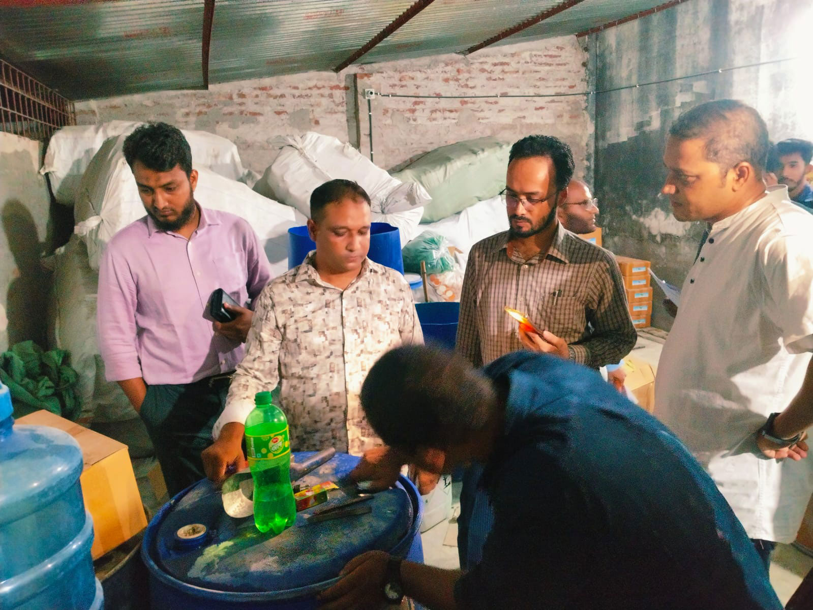 আতাহার বাজারে নকল কীটনাশক তৈরি ও অবৈধ সার মজুত, ব্যবসায়ীর কারাদণ্ড