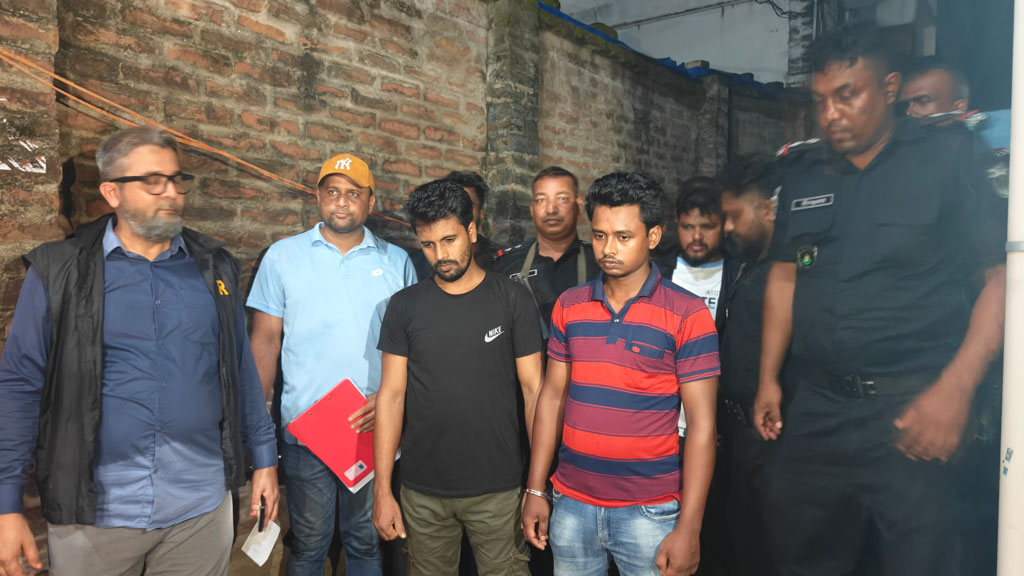 চাঁপাইনবাবগঞ্জে জাল টাকা ও তৈরির সরঞ্জামসহ আটক ২, পালালেন ‘খান সাহেব’