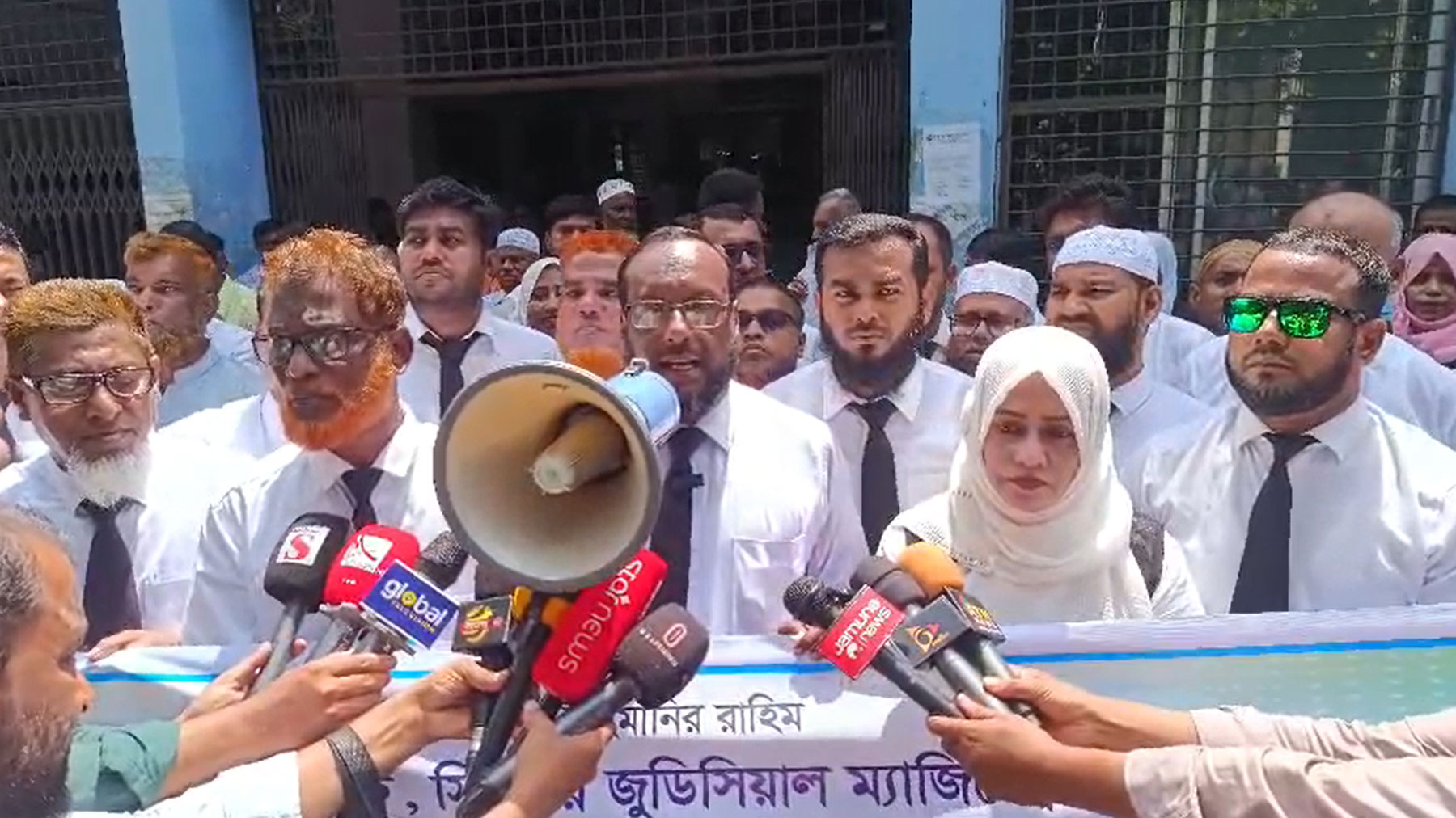 চাঁদপুরে আদালত বর্জনের পর এবার তিন বিচারকের প্রত্যাহার চান আইনজীবীরা