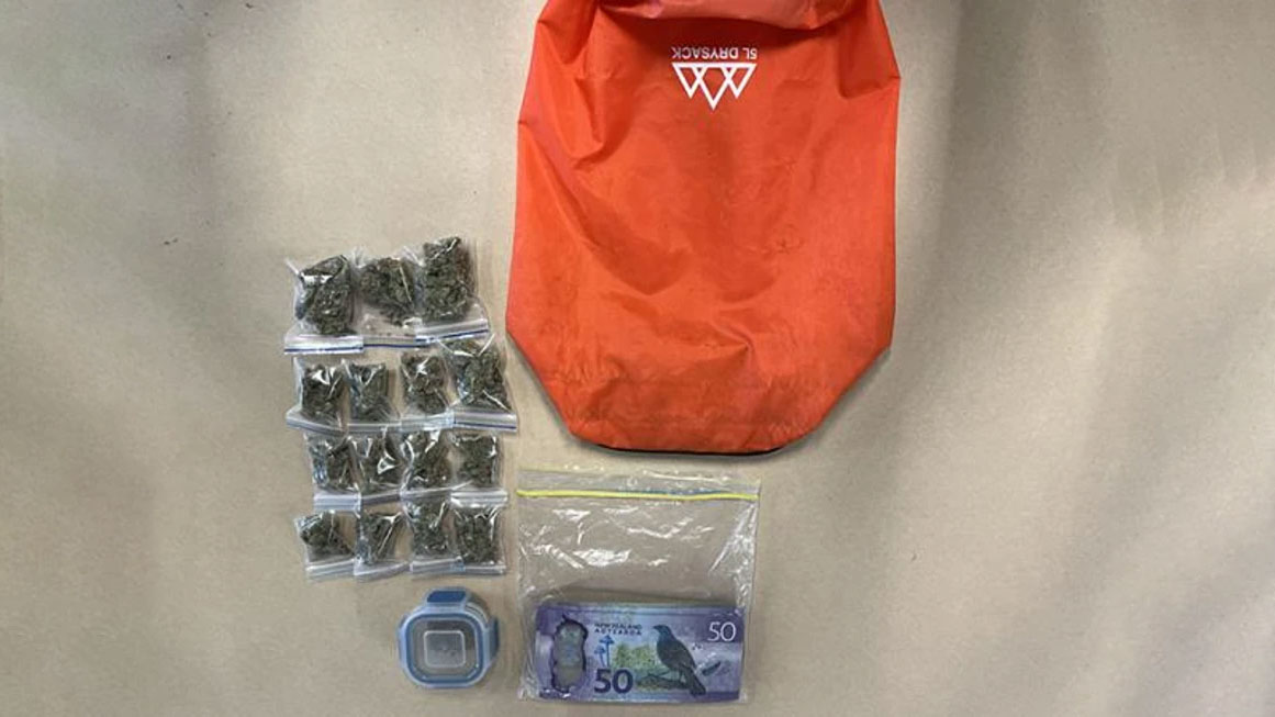 দানের ব্যাগে মিলল গাঁজা ও নগদ টাকা, দুই কিশোর-কিশোরী আটক