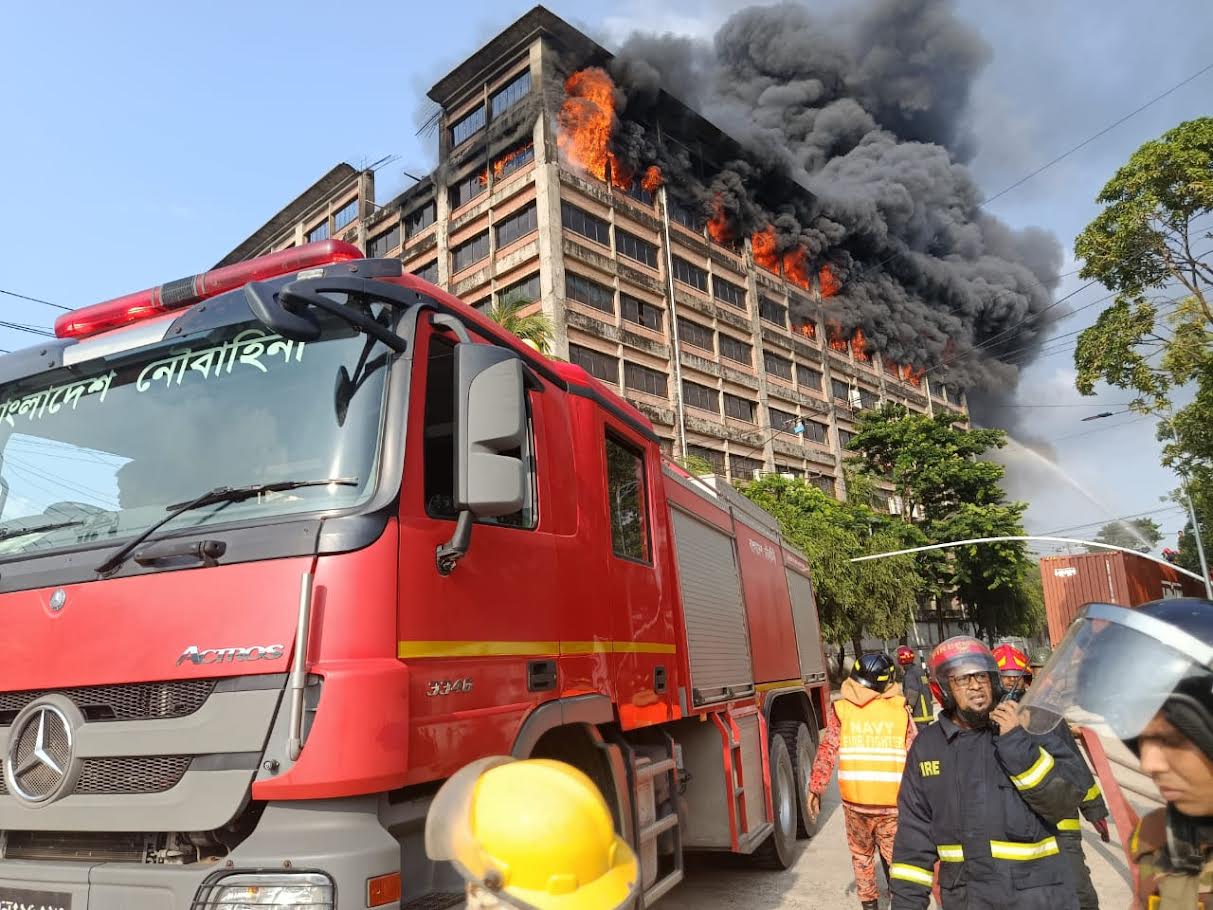 চট্টগ্রামে অ্যাডামস ক্যাপস অ্যান্ড টেক্সটাইল কারখানায় ভয়াবহ আগুন, নিয়ন্ত্রণে ১৯ ইউনিট