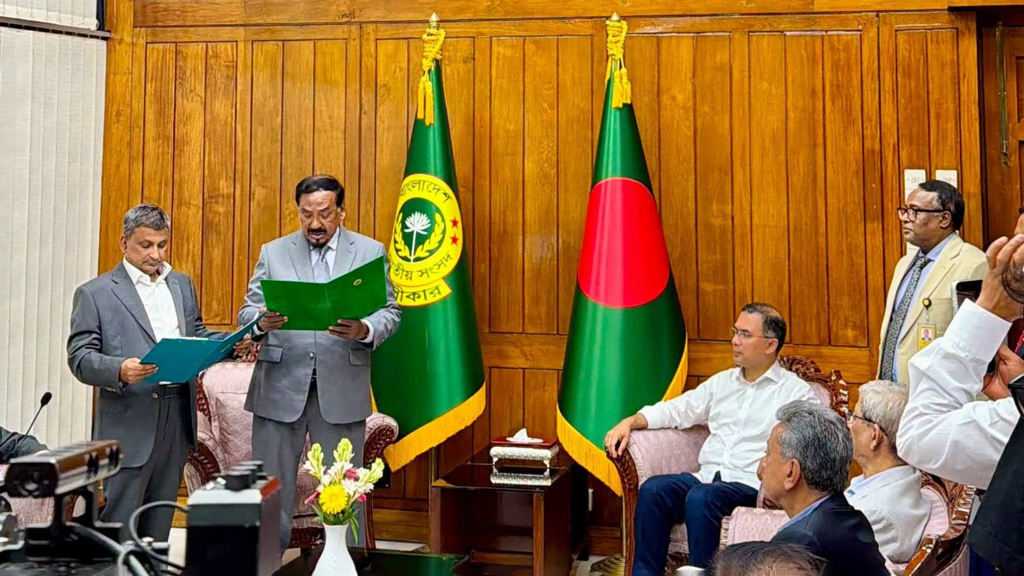 শপথ নিলেন চট্টগ্রাম-২ আসনের সংসদ সদস্য সরোয়ার আলমগীর