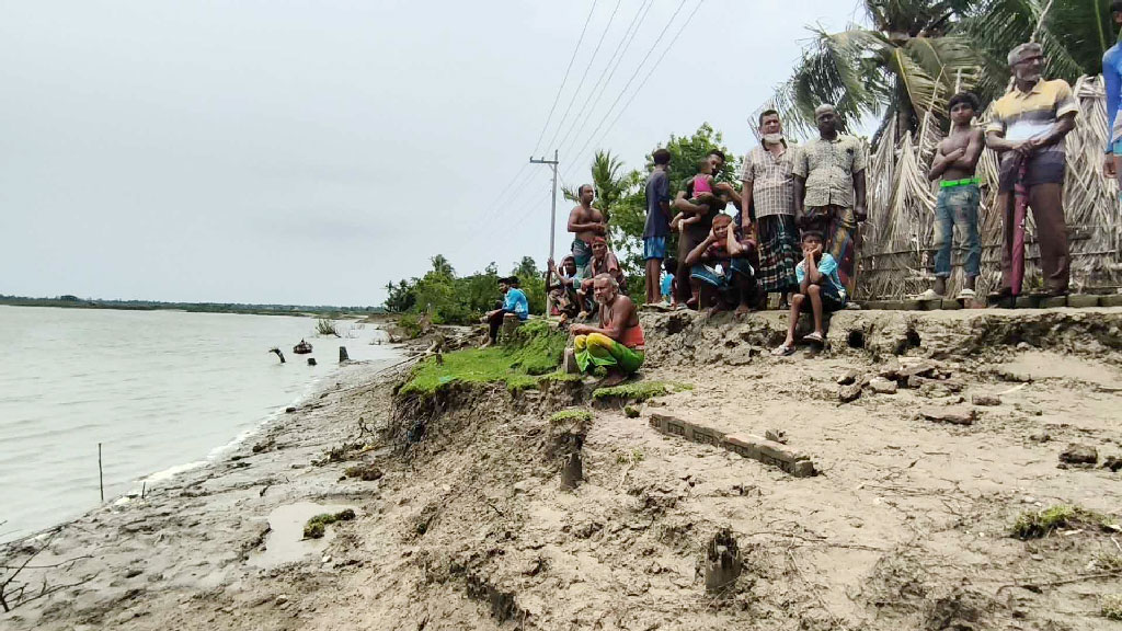 তীর ভাঙনে বিলীনের পথে রোমজাইপুর, বেড়িবাঁধ নির্মাণের দাবিতে মানববন্ধন