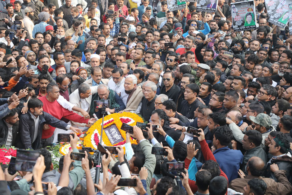 শহীদ বুদ্ধিজীবী দিবসে স্মৃতিসৌধে শ্রদ্ধা নিবেদন