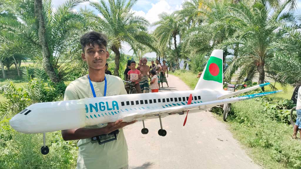 আকাশে উড়ল অঙ্কনের ড্রোন বিমান
