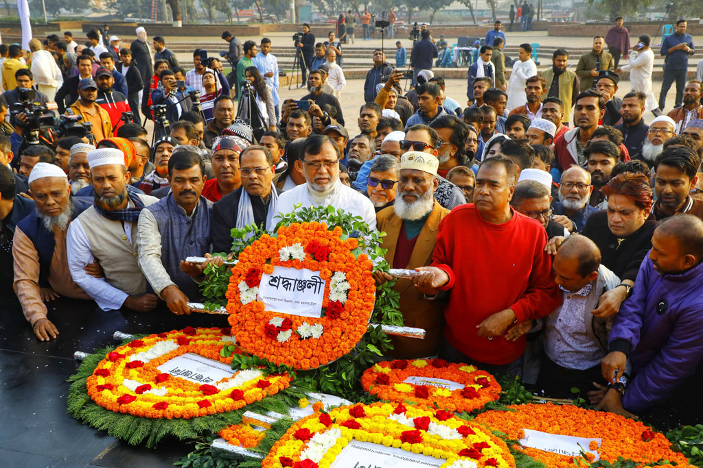 বুদ্ধিজীবী দিবস উপলক্ষে আজ রাজধানীর মিরপুরে শহীদ বুদ্ধিজীবী স্মৃতিসৌধ ও রায়েরবাজার বদ্ধভূমিতে বিভিন্ন সংগঠনের পক্ষ থেকে পুষ্পস্তবক অর্পণ করা হয়। সকালে সবার আগে  জাতির শ্রেষ্ঠ সন্তানদের প্রতি শ্রদ্ধা নিবেদন করেন রাষ্ট্রপতি মো. সাহাবুদ্দিন, এরপর অন্তর্বর্তীকালীন সরকারের প্রধান উপদেষ্টা অধ্যাপক ড. মুহাম্মদ ইউনূস। ছবি: মেহেদী হাসান