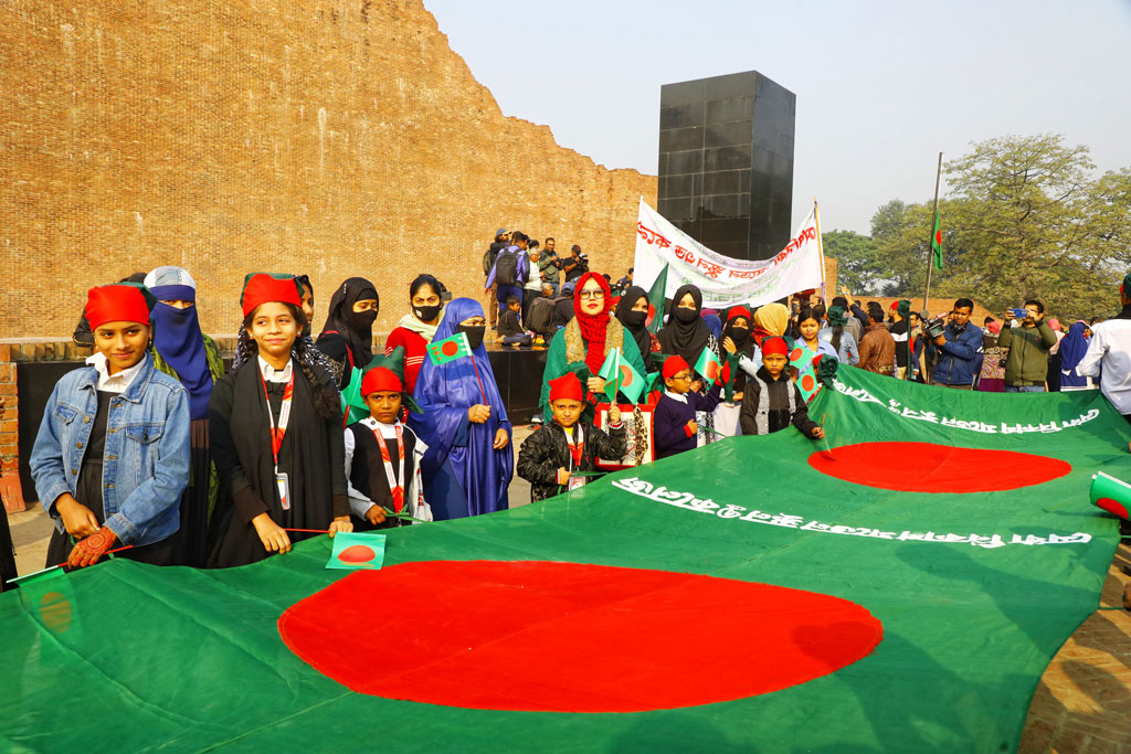 বুদ্ধিজীবী দিবস উপলক্ষে আজ রাজধানীর মিরপুরে শহীদ বুদ্ধিজীবী স্মৃতিসৌধ ও রায়েরবাজার বদ্ধভূমিতে বিভিন্ন সংগঠনের পক্ষ থেকে পুষ্পস্তবক অর্পণ করা হয়। সকালে সবার আগে  জাতির শ্রেষ্ঠ সন্তানদের প্রতি শ্রদ্ধা নিবেদন করেন রাষ্ট্রপতি মো. সাহাবুদ্দিন, এরপর অন্তর্বর্তীকালীন সরকারের প্রধান উপদেষ্টা অধ্যাপক ড. মুহাম্মদ ইউনূস। ছবি: মেহেদী হাসান