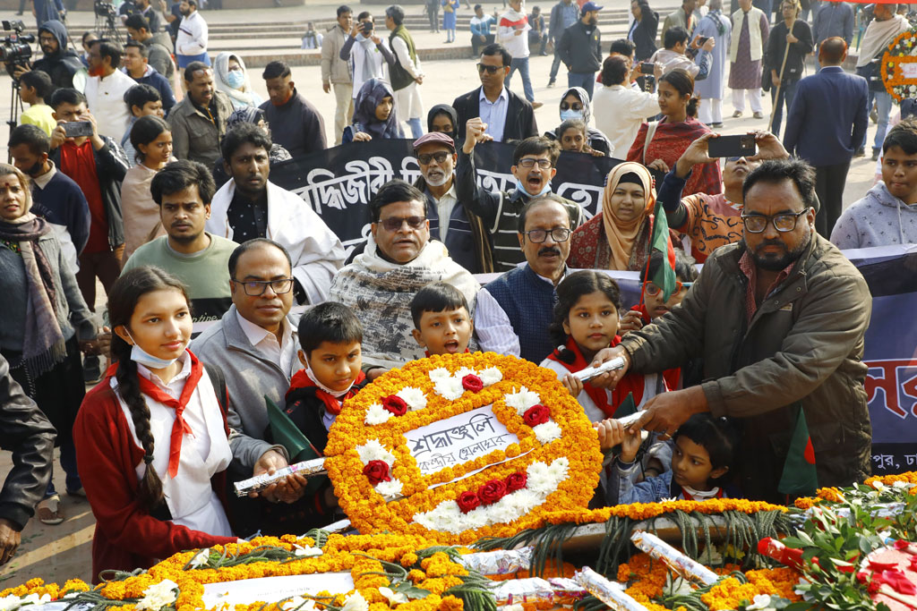 বুদ্ধিজীবী দিবস উপলক্ষে আজ রাজধানীর মিরপুরে শহীদ বুদ্ধিজীবী স্মৃতিসৌধ ও রায়েরবাজার বদ্ধভূমিতে বিভিন্ন সংগঠনের পক্ষ থেকে পুষ্পস্তবক অর্পণ করা হয়। সকালে সবার আগে  জাতির শ্রেষ্ঠ সন্তানদের প্রতি শ্রদ্ধা নিবেদন করেন রাষ্ট্রপতি মো. সাহাবুদ্দিন, এরপর অন্তর্বর্তীকালীন সরকারের প্রধান উপদেষ্টা অধ্যাপক ড. মুহাম্মদ ইউনূস। ছবি: মেহেদী হাসান