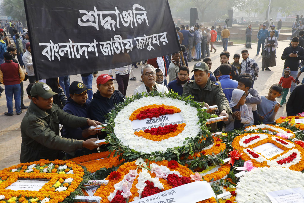 বুদ্ধিজীবী দিবস উপলক্ষে আজ রাজধানীর মিরপুরে শহীদ বুদ্ধিজীবী স্মৃতিসৌধ ও রায়েরবাজার বদ্ধভূমিতে বিভিন্ন সংগঠনের পক্ষ থেকে পুষ্পস্তবক অর্পণ করা হয়। সকালে সবার আগে  জাতির শ্রেষ্ঠ সন্তানদের প্রতি শ্রদ্ধা নিবেদন করেন রাষ্ট্রপতি মো. সাহাবুদ্দিন, এরপর অন্তর্বর্তীকালীন সরকারের প্রধান উপদেষ্টা অধ্যাপক ড. মুহাম্মদ ইউনূস। ছবি: মেহেদী হাসান