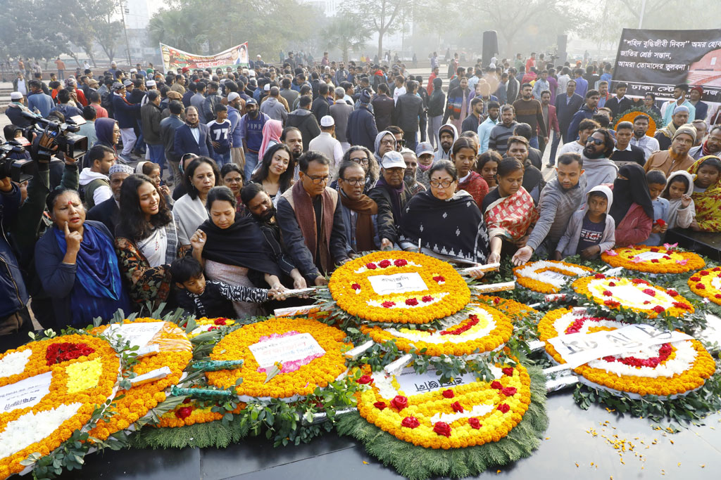 বুদ্ধিজীবী দিবস উপলক্ষে আজ রাজধানীর মিরপুরে শহীদ বুদ্ধিজীবী স্মৃতিসৌধ ও রায়েরবাজার বদ্ধভূমিতে বিভিন্ন সংগঠনের পক্ষ থেকে পুষ্পস্তবক অর্পণ করা হয়। সকালে সবার আগে  জাতির শ্রেষ্ঠ সন্তানদের প্রতি শ্রদ্ধা নিবেদন করেন রাষ্ট্রপতি মো. সাহাবুদ্দিন, এরপর অন্তর্বর্তীকালীন সরকারের প্রধান উপদেষ্টা অধ্যাপক ড. মুহাম্মদ ইউনূস। ছবি: মেহেদী হাসান