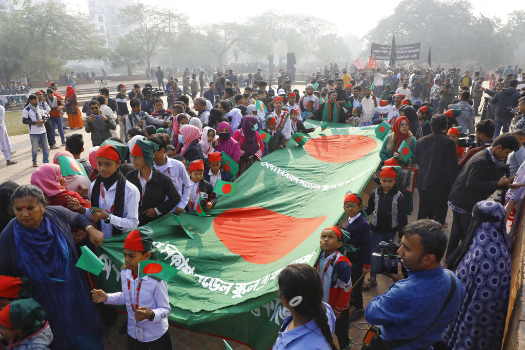 বুদ্ধিজীবী দিবস উপলক্ষে আজ রাজধানীর মিরপুরে শহীদ বুদ্ধিজীবী স্মৃতিসৌধ ও রায়েরবাজার বদ্ধভূমিতে বিভিন্ন সংগঠনের পক্ষ থেকে পুষ্পস্তবক অর্পণ করা হয়। সকালে সবার আগে  জাতির শ্রেষ্ঠ সন্তানদের প্রতি শ্রদ্ধা নিবেদন করেন রাষ্ট্রপতি মো. সাহাবুদ্দিন, এরপর অন্তর্বর্তীকালীন সরকারের প্রধান উপদেষ্টা অধ্যাপক ড. মুহাম্মদ ইউনূস। ছবি: মেহেদী হাসান