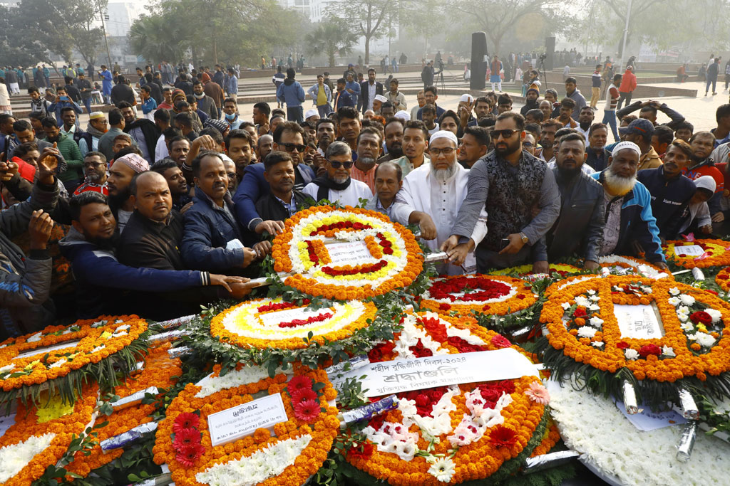 বুদ্ধিজীবী দিবস উপলক্ষে আজ রাজধানীর মিরপুরে শহীদ বুদ্ধিজীবী স্মৃতিসৌধ ও রায়েরবাজার বদ্ধভূমিতে বিভিন্ন সংগঠনের পক্ষ থেকে পুষ্পস্তবক অর্পণ করা হয়। সকালে সবার আগে  জাতির শ্রেষ্ঠ সন্তানদের প্রতি শ্রদ্ধা নিবেদন করেন রাষ্ট্রপতি মো. সাহাবুদ্দিন, এরপর অন্তর্বর্তীকালীন সরকারের প্রধান উপদেষ্টা অধ্যাপক ড. মুহাম্মদ ইউনূস। ছবি: মেহেদী হাসান