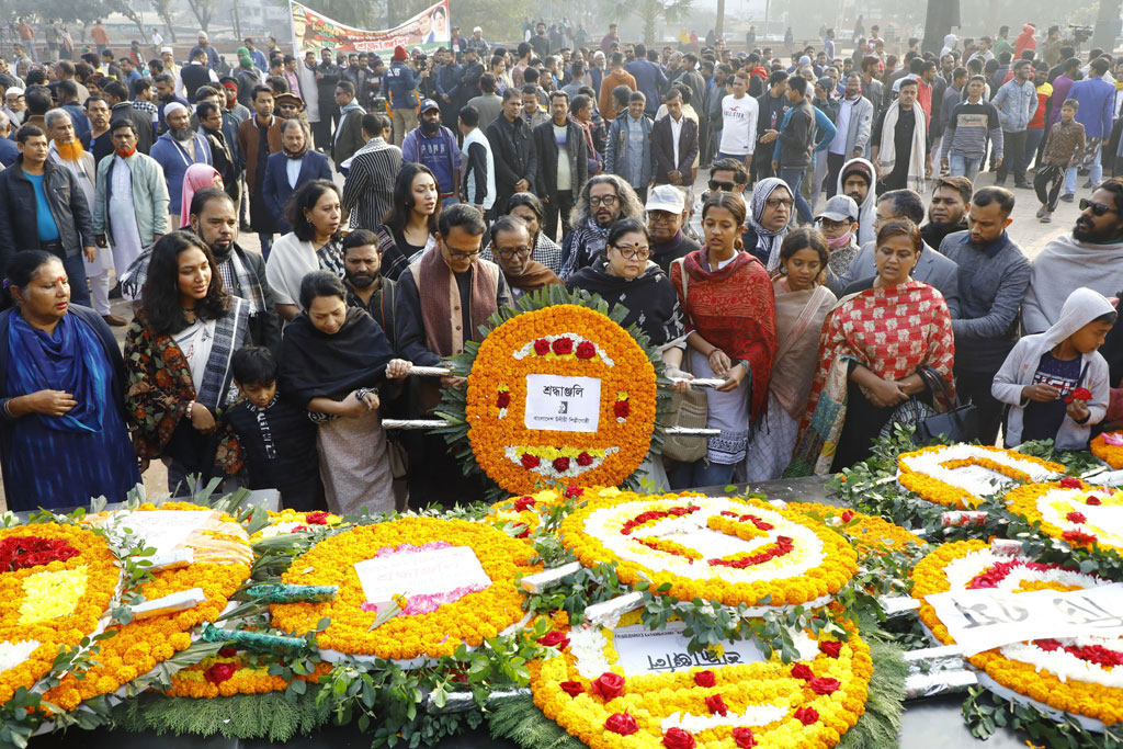 বুদ্ধিজীবী দিবস উপলক্ষে আজ রাজধানীর মিরপুরে শহীদ বুদ্ধিজীবী স্মৃতিসৌধ ও রায়েরবাজার বদ্ধভূমিতে বিভিন্ন সংগঠনের পক্ষ থেকে পুষ্পস্তবক অর্পণ করা হয়। সকালে সবার আগে  জাতির শ্রেষ্ঠ সন্তানদের প্রতি শ্রদ্ধা নিবেদন করেন রাষ্ট্রপতি মো. সাহাবুদ্দিন, এরপর অন্তর্বর্তীকালীন সরকারের প্রধান উপদেষ্টা অধ্যাপক ড. মুহাম্মদ ইউনূস। ছবি: মেহেদী হাসান