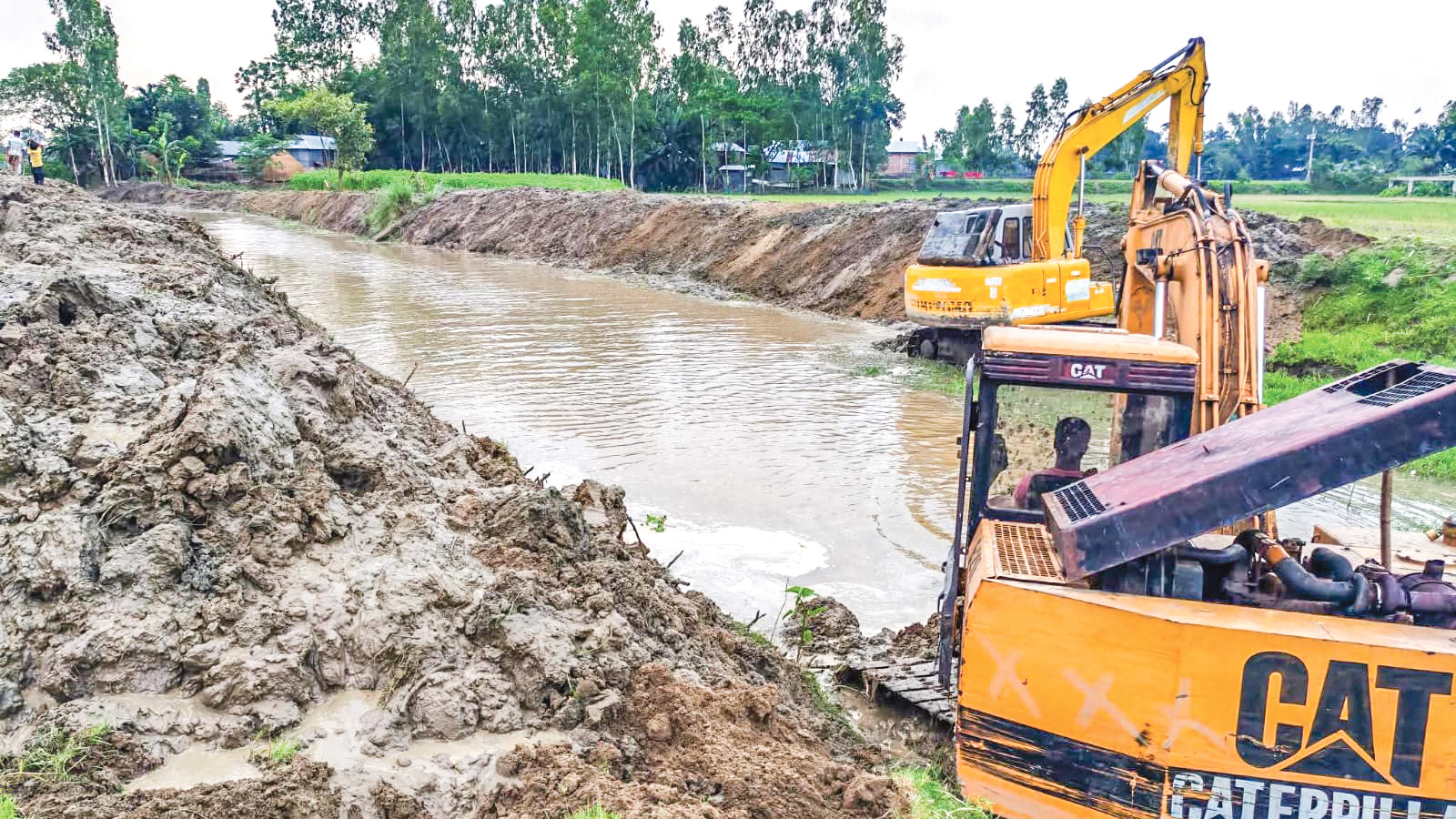 গাইবান্ধার সুন্দরগঞ্জ: শ্রমিক আছে কাগজে, খাল খনন চলছে যন্ত্র দিয়ে