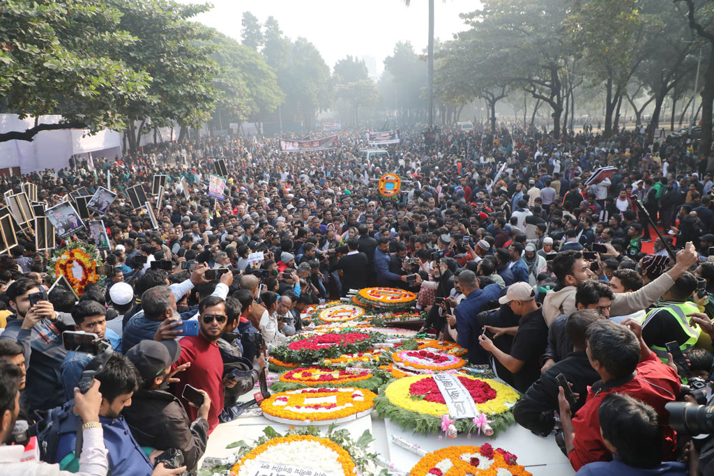 বুদ্ধিজীবী দিবস উপলক্ষে আজ রাজধানীর মিরপুরে শহীদ বুদ্ধিজীবী স্মৃতিসৌধ ও রায়েরবাজার বদ্ধভূমিতে বিভিন্ন সংগঠনের পক্ষ থেকে পুষ্পস্তবক অর্পণ করা হয়। সকালে সবার আগে  জাতির শ্রেষ্ঠ সন্তানদের প্রতি শ্রদ্ধা নিবেদন করেন রাষ্ট্রপতি মো. সাহাবুদ্দিন, এরপর অন্তর্বর্তীকালীন সরকারের প্রধান উপদেষ্টা অধ্যাপক ড. মুহাম্মদ ইউনূস। ছবি: মেহেদী হাসান