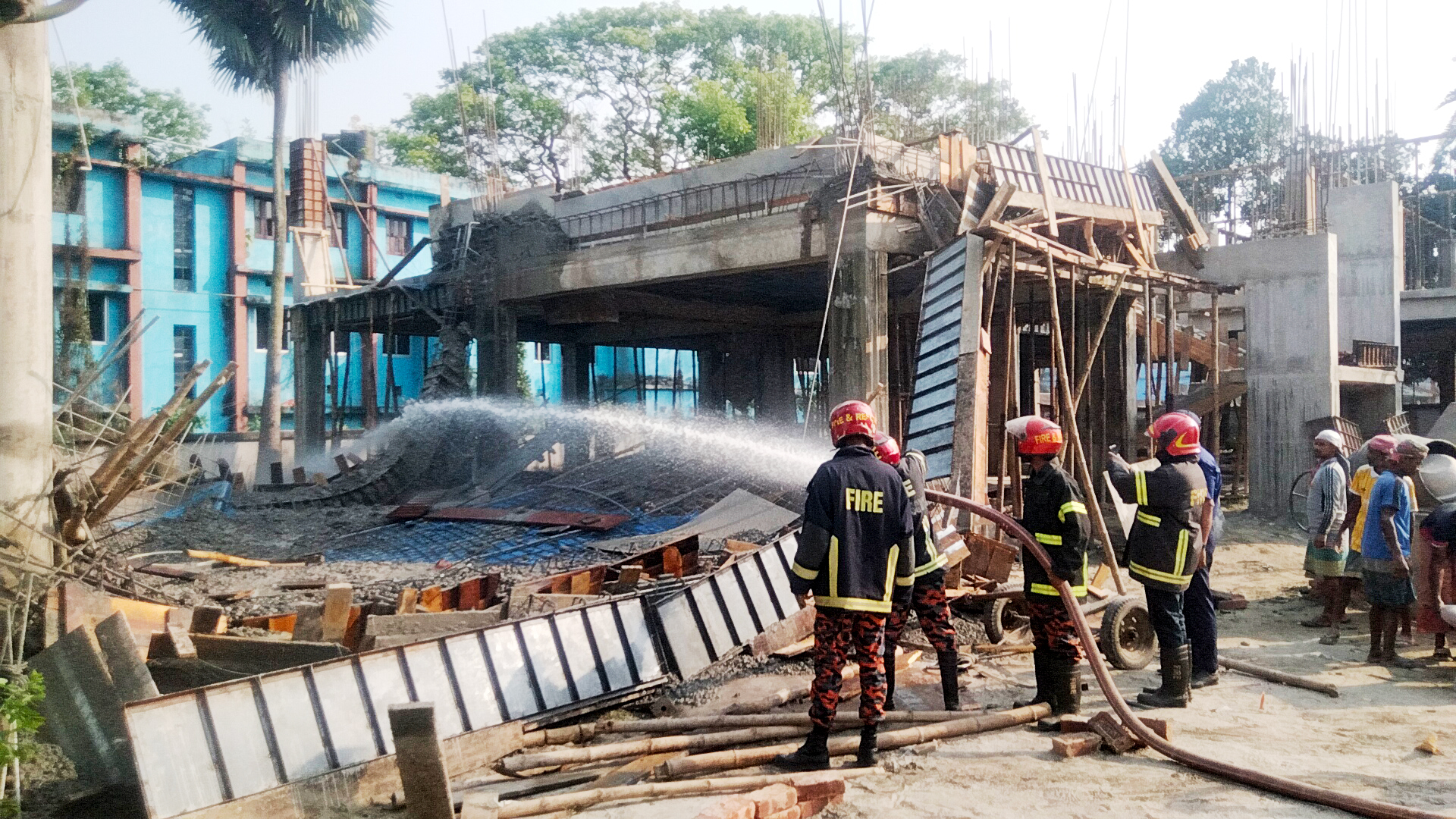 নির্মাণাধীন ভবনের ছাদ ধসে ১২ শ্রমিক আহত
