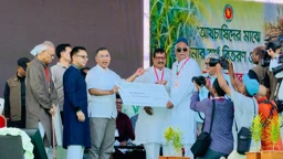 প্রধানমন্ত্রীর হাত থেকে প্রণোদনার চেক নিলেন এমপি, বাপ-বেটা মিলে পেলেন ১৯ হাজার টাকা