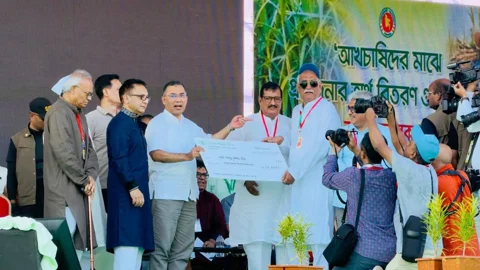 প্রধানমন্ত্রীর হাত থেকে প্রণোদনার চেক নিলেন এমপি, বাপ-বেটা মিলে পেলেন ১৯ হাজার টাকা