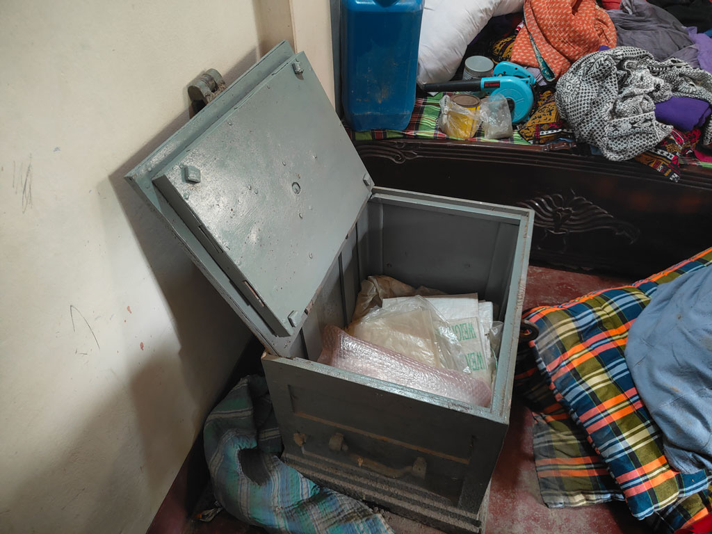 মায়ের মৃত্যুর পর হাত না দেওয়া ‘স্মৃতির টাকাও’ নিয়ে গেল চোরেরা