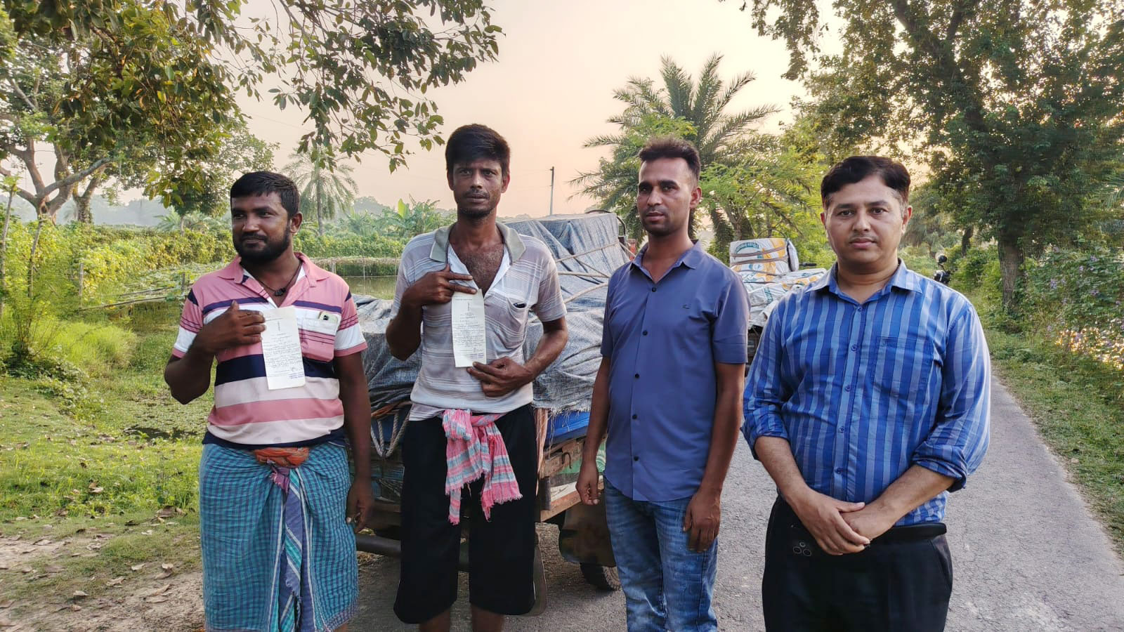 ৩২ ড্রাম মুরগির বিষ্ঠা বহন করায় দুই ব্যক্তিকে জরিমানা
