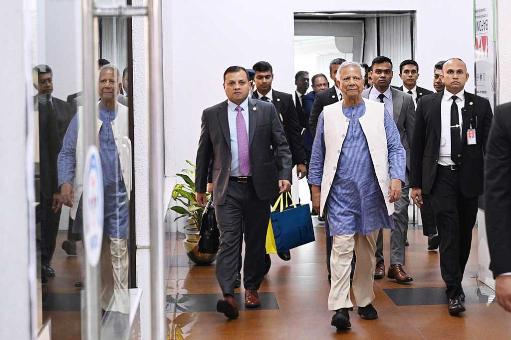 দেশে ফিরলেন প্রধান উপদেষ্টা