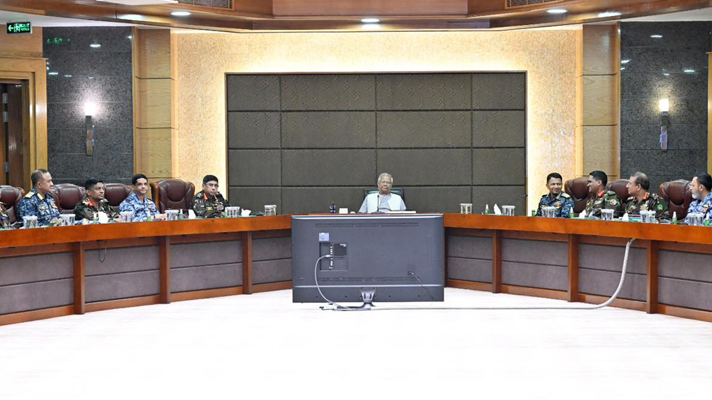 নির্বাচন ইস্যুতে সশস্ত্র বাহিনীর কর্মকর্তাদের সঙ্গে প্রধান উপদেষ্টার বৈঠক