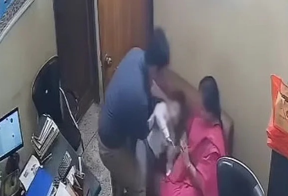 বিদ্যালয় কক্ষে একটি শিশুকে নির্যাতনের ভিডিও ভাইরাল হয়েছে। ছবি: স্ক্রিনশট