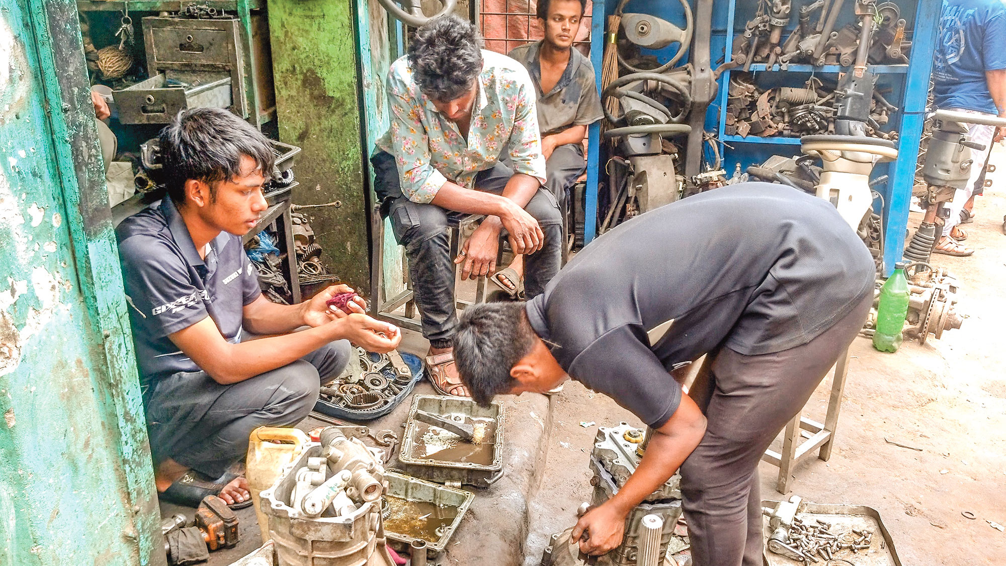 শিশুশ্রম প্রতিরোধ দিবস: জীবিকার চাপে বই ছেড়ে
কাজে ঢুকছে শিশুরা