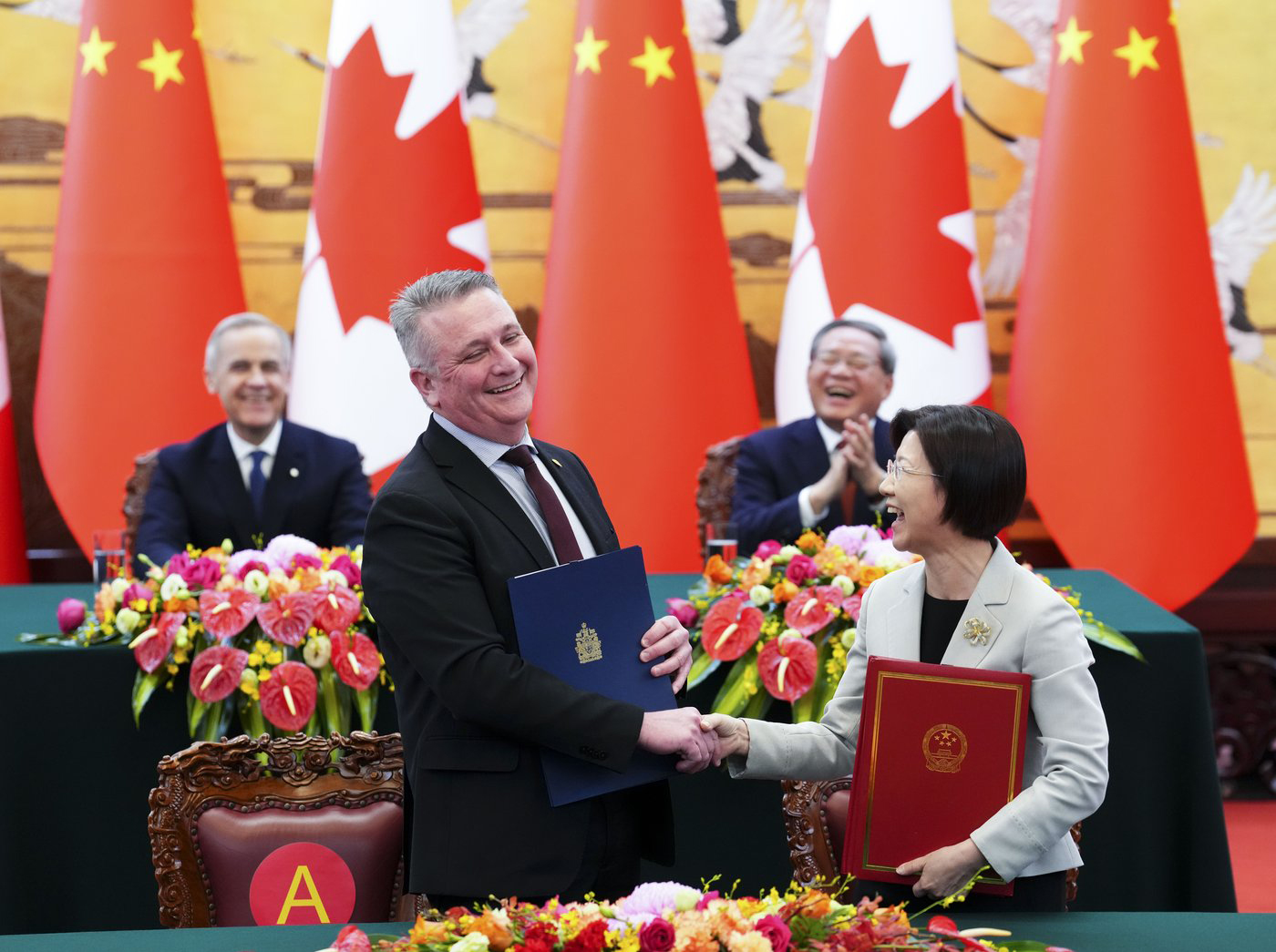 চীনের সঙ্গে বাণিজ্যচুক্তি: মার্কিন বলয় থেকে কেন বেরোতে চায় কানাডা