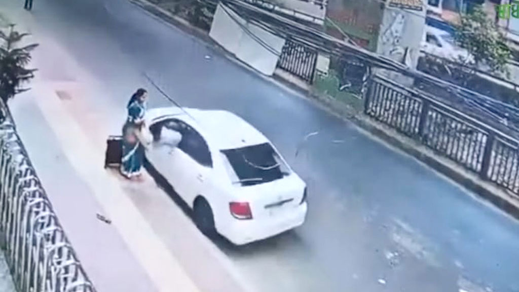 চলন্ত গাড়ি থেকে ছোঁ মেরে হাতব্যাগ ছিনতাই: সেই চক্রকে গাড়িসহ ধরল পিবিআই