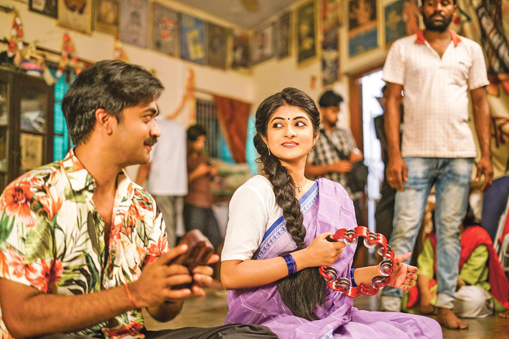 ‘চিরকুট’ সিনেমার দৃশ্যে শ্যামল মাওলা ও আজিজুন মিম। ছবি: সংগৃহীত