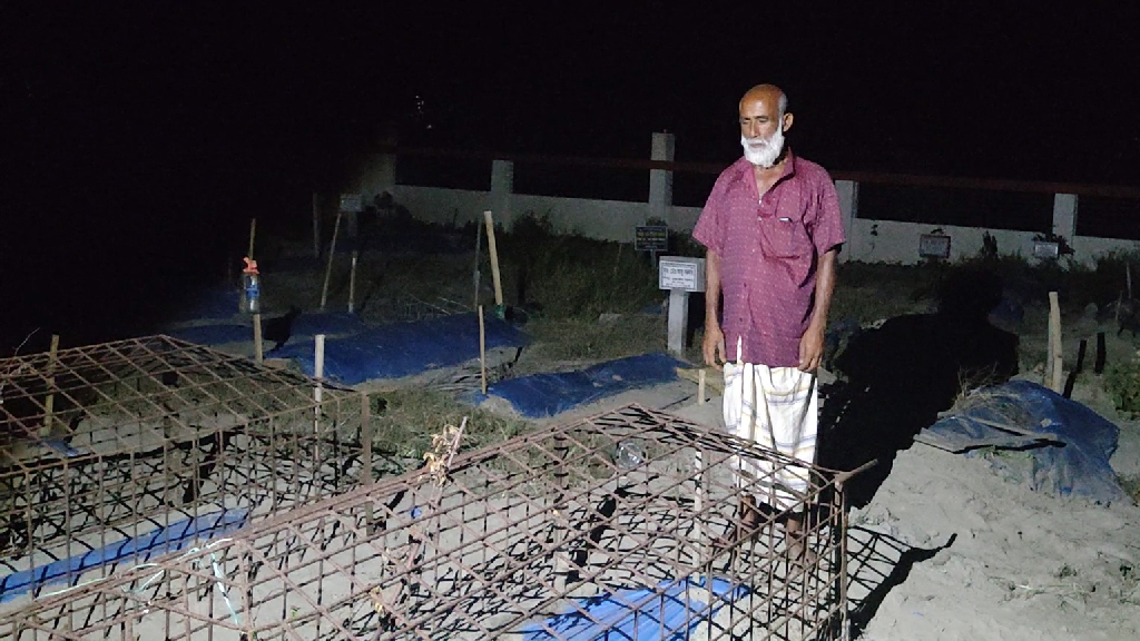 রাতভর ছেলের কবর পাহারায় বাবা