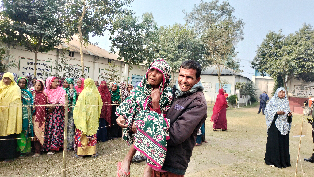 ছেলের কোলে চড়ে ভোট দিতে এলেন শতবর্ষী ফুরকুনি বেগম