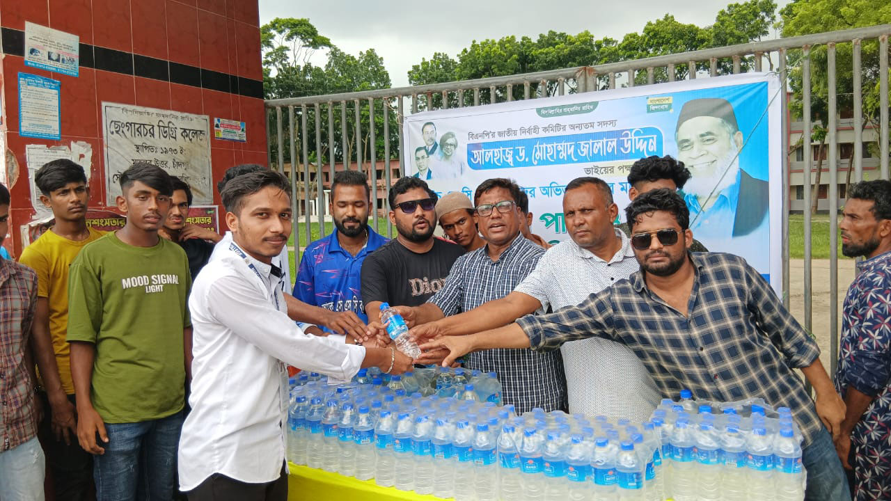 মতলব উত্তরে পরীক্ষার্থীদের পাশে ছেংগারচর ছাত্রদল
