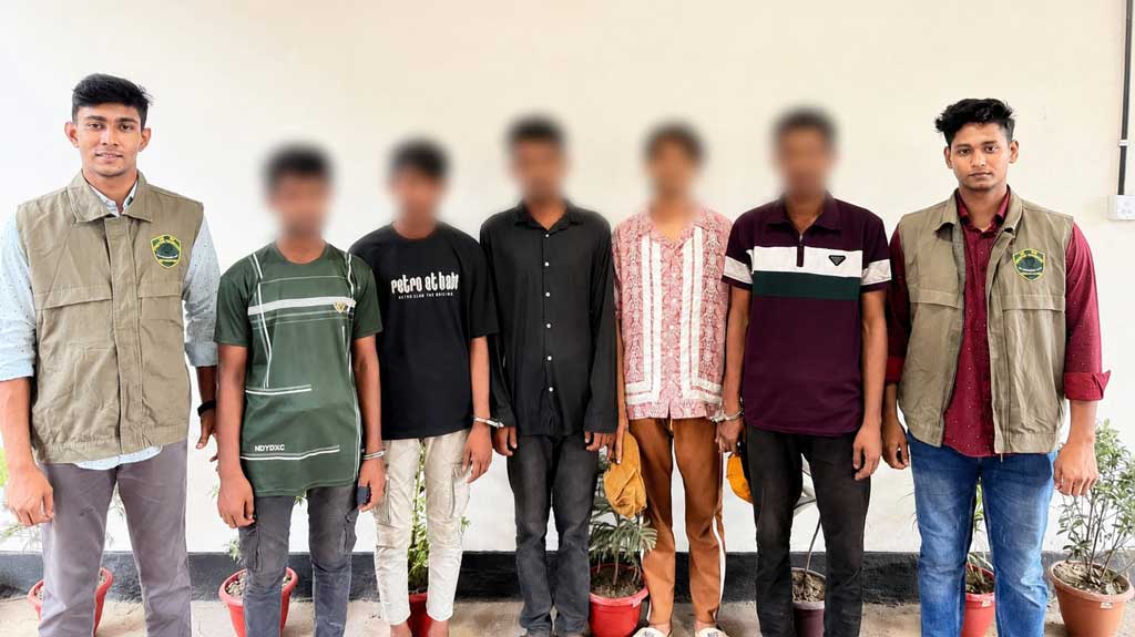 রাজধানীর যাত্রাবাড়ীতে ছিনতাইকালে হাতেনাতে ৫ যুবক গ্রেপ্তার