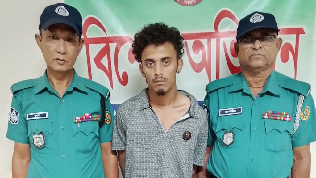 চট্টগ্রামে ছিনতাইকারীর কাছে মিলল থানা থেকে লুট হওয়া অস্ত্র, গুলি