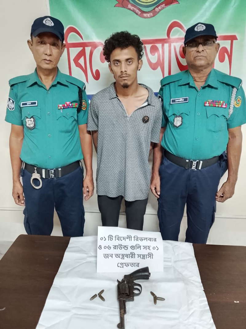 অস্ত্র, গুলিসহ আটক মিনহাজ উদ্দিন ওরফে নুরুন্নবী সাগর। ছবি: সংগৃহীত