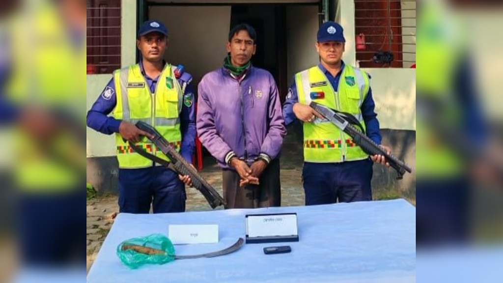 মহাসড়কে ছিনতাইকালে হাঁসুয়াসহ গ্রেপ্তার ১