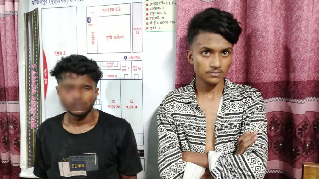 ছাগলনাইয়ায় দুই ছিনতাইকারীকে গণপিটুনি