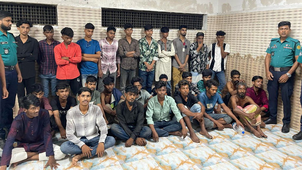 এডিসিকে ছুরিকাঘাতের পর কারওয়ান বাজারে ৩০ জন গ্রেপ্তার