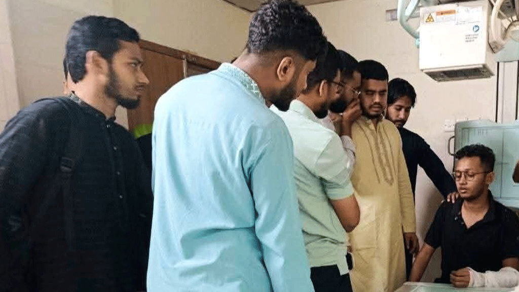 স্থানীয়দের হাতে মারধরের শিকার সময় টিভির সাংবাদিকসহ চবির ৩ শিক্ষার্থী