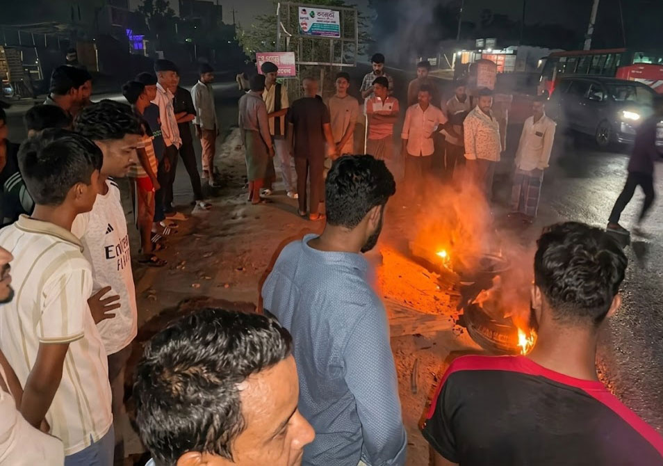 কর্ণফুলীর বড়উঠানে ছিনতাইকারীকে গণপিটুনি, মোটরসাইকেলে আগুন