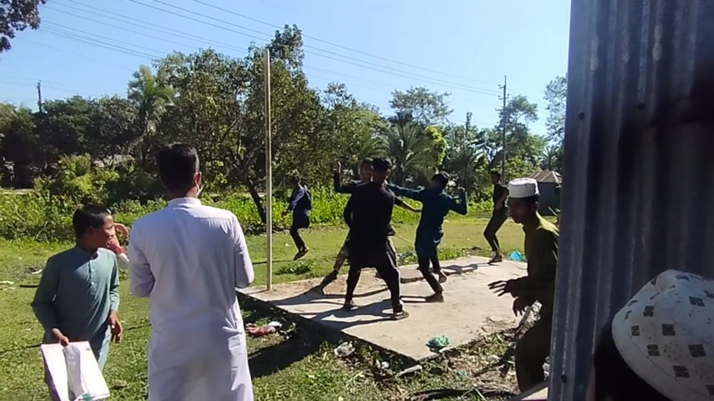 বেঞ্চে বসা নিয়ে তর্ক, শিক্ষার্থীর ছুরিকাঘাতে আহত ৫